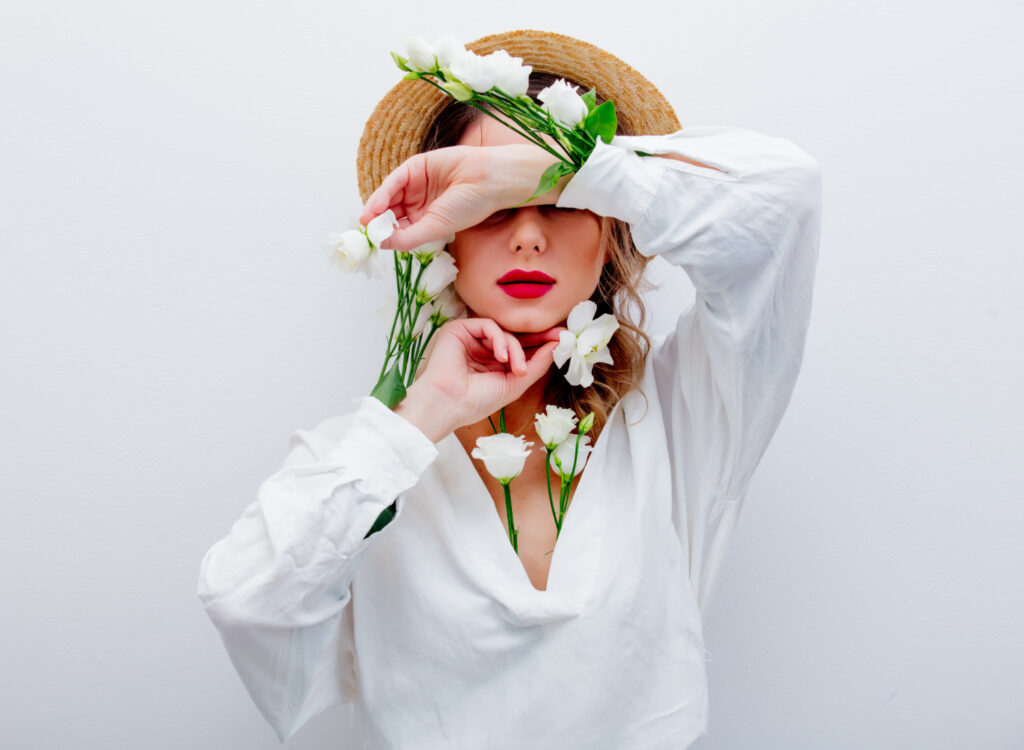 beautiful-woman-with-white-roses-sleeves
